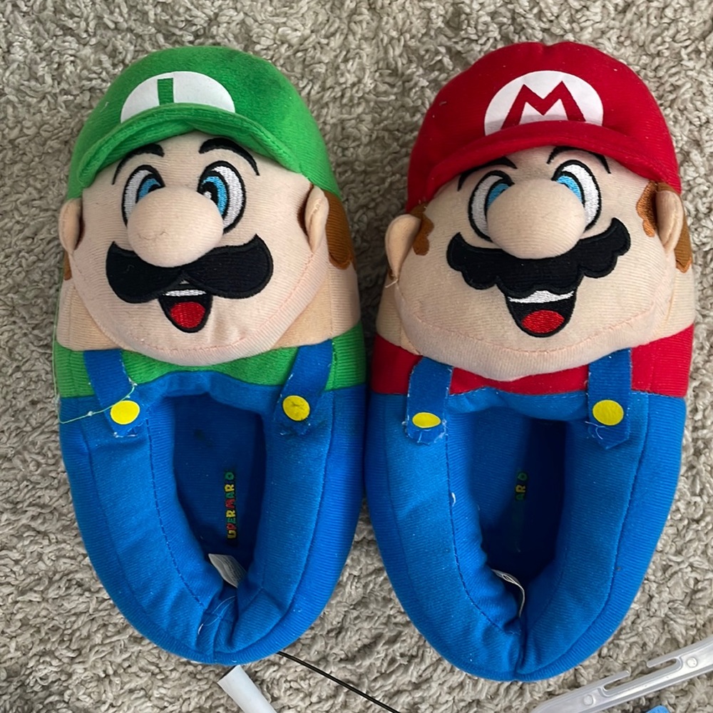 Mario brothers slippers size 2-3 kids